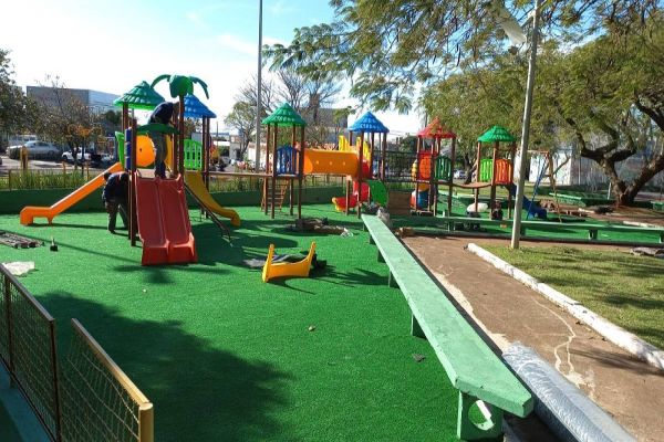 Prefeitura de Cascavel instala mais dois parquinhos para criançada se divertir