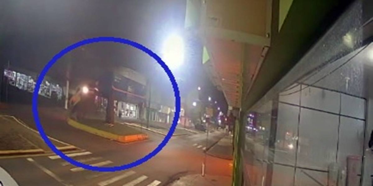 Camionete “voa” sobre rotatória em Capanema; vídeo