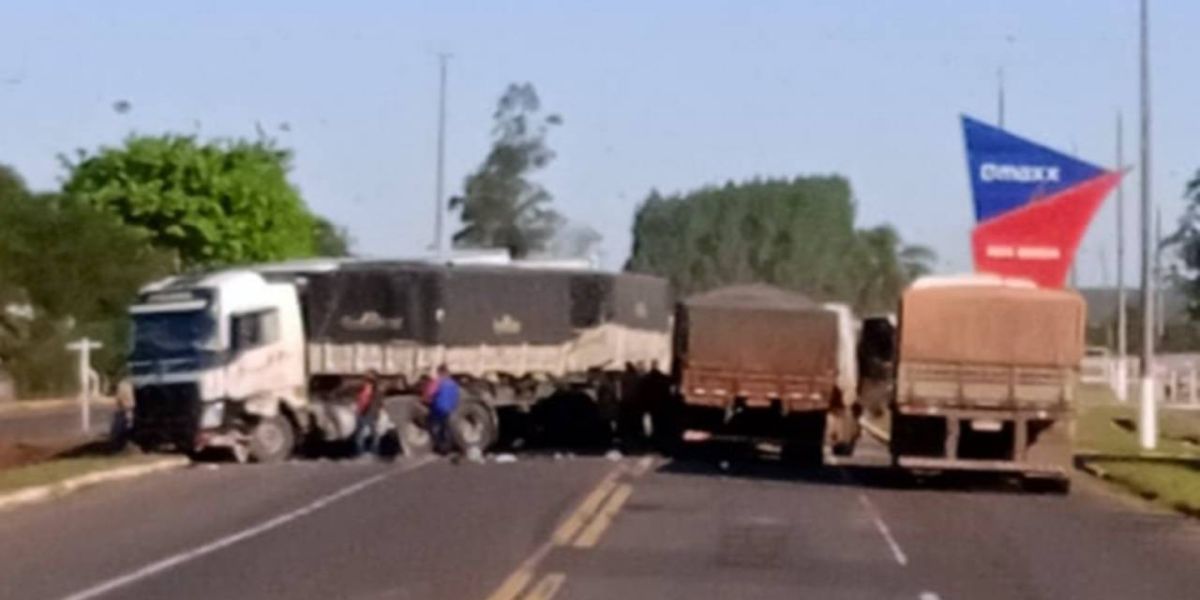 Acidente envolve três caminhões na BR-163 entre Guaíra e Mercedes