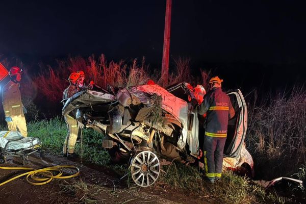 Duas pessoas ficam feridas após saída de pista seguida de capotamento na PR-180 em Cascavel
