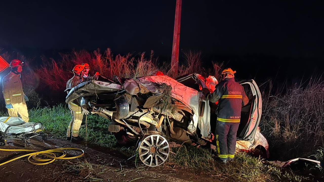Duas pessoas ficam feridas após saída de pista seguida de capotamento na PR-180 em Cascavel