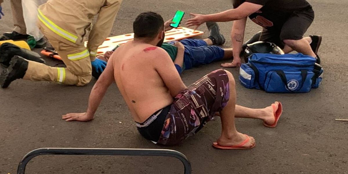 Colisão entre moto e bicicleta deixa duas pessoas feridas no Bairro Morumbi