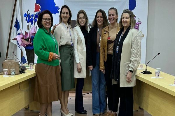 Primeira-dama de Santa Tereza do Oeste assume presidência da ADAMOP