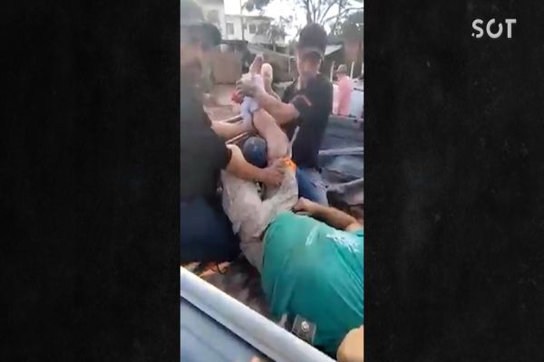 Imagem referente a notícia: Homem é levado ao hospital em caçamba de caminhonete após demora de ambulância