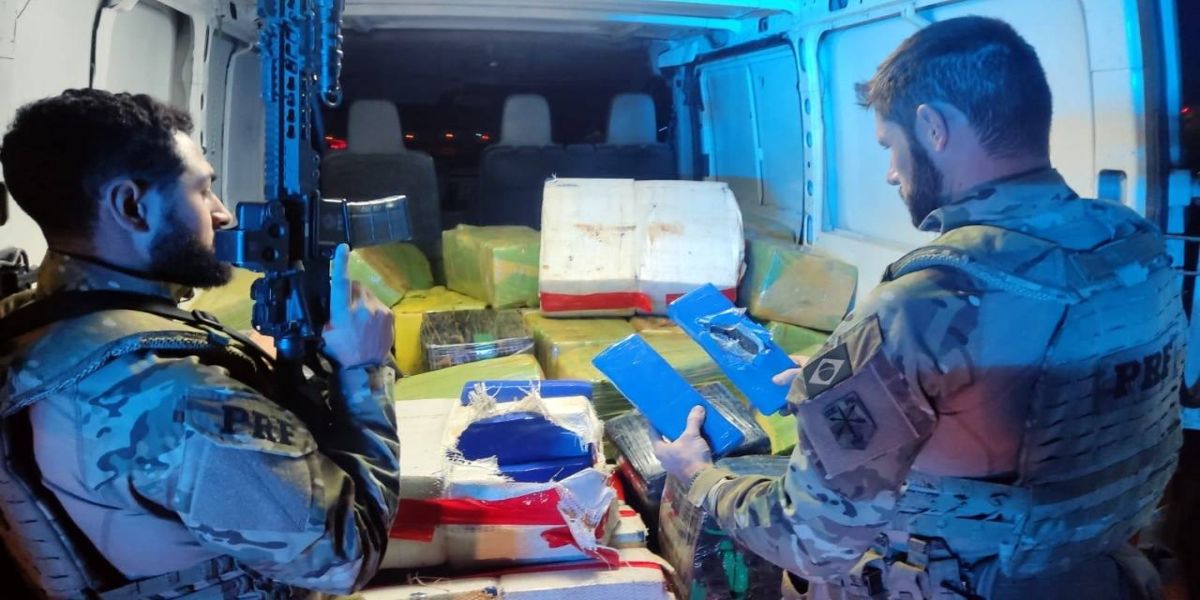 PRF no PR apreende furgão com quase 2 toneladas de maconha
