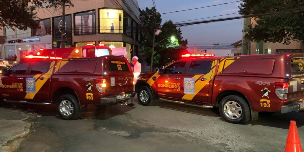 Mulher é prensada contra muro após colisão entre automóveis no centro de Cascavel