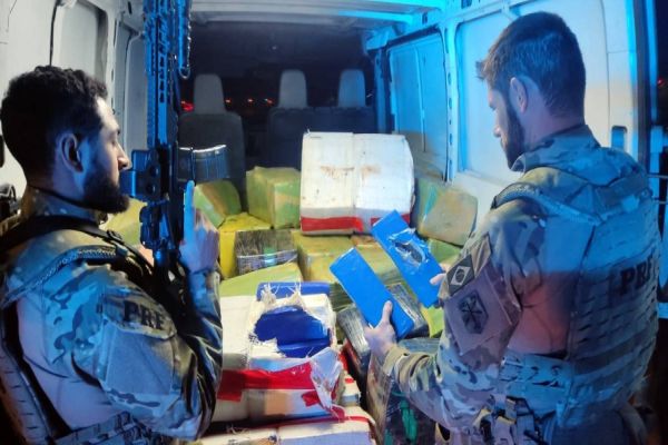 PRF no PR apreende furgão com quase 2 toneladas de maconha
