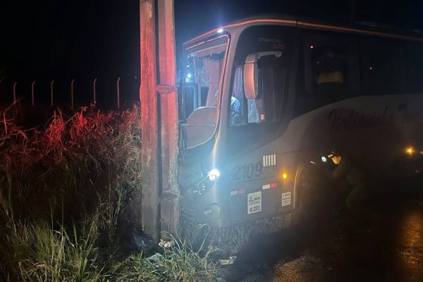Oito pessoas ficam feridas após colisão entre dois ônibus nas PR-180 em Cascavel