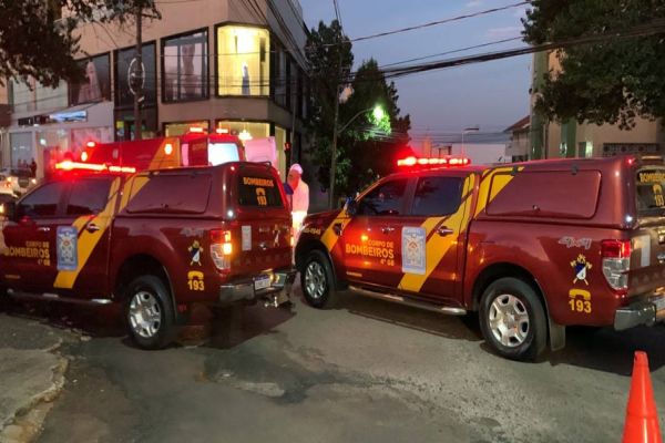 Imagem referente a notícia: Mulher é prensada contra muro após colisão entre automóveis no centro de Cascavel