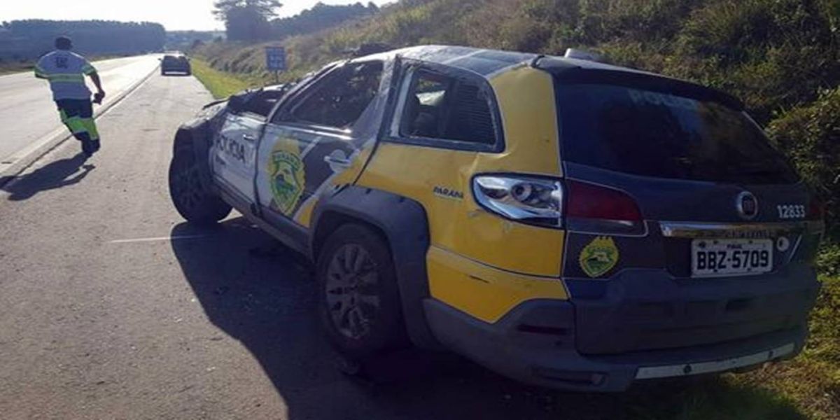 Viatura da Polícia Militar capota durante perseguição na BR-277