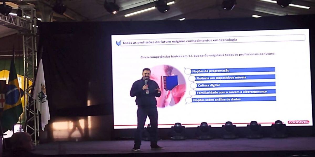 Coopavel compartilha experiências em feira destinada a futuros profissionais