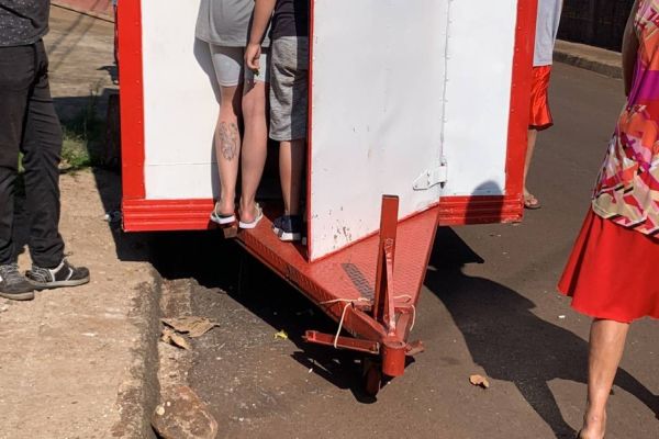 Imagem referente a notícia: Homem é encontrado morto dentro de trailer de lanches no Bairro Brasmadeira