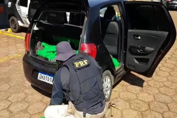 Imagem referente a notícia: PRF prende casal transportando 240 tabletes de maconha na BR-277 em Cascavel