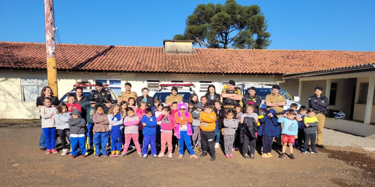 Policiais Militares de Quedas do Iguaçu recebem homenagem pelo Dia do Soldado