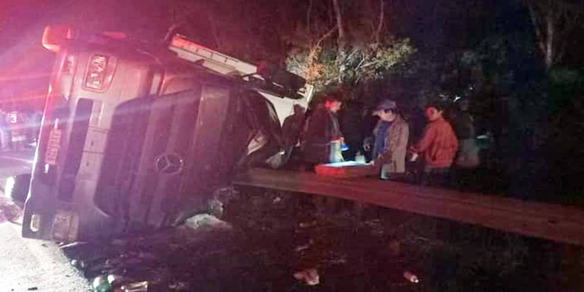 Caminhão tomba na rodovia BR-373 trecho que liga Coronel vivida a Guarapuava