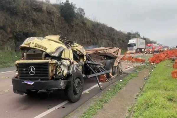 Motorista perde o controle da direção e capota caminhão na BR-277