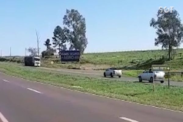 Imagem referente a notícia: Caminhão é flagrado na contra mão da BR-467 no contorno oeste em Cascavel