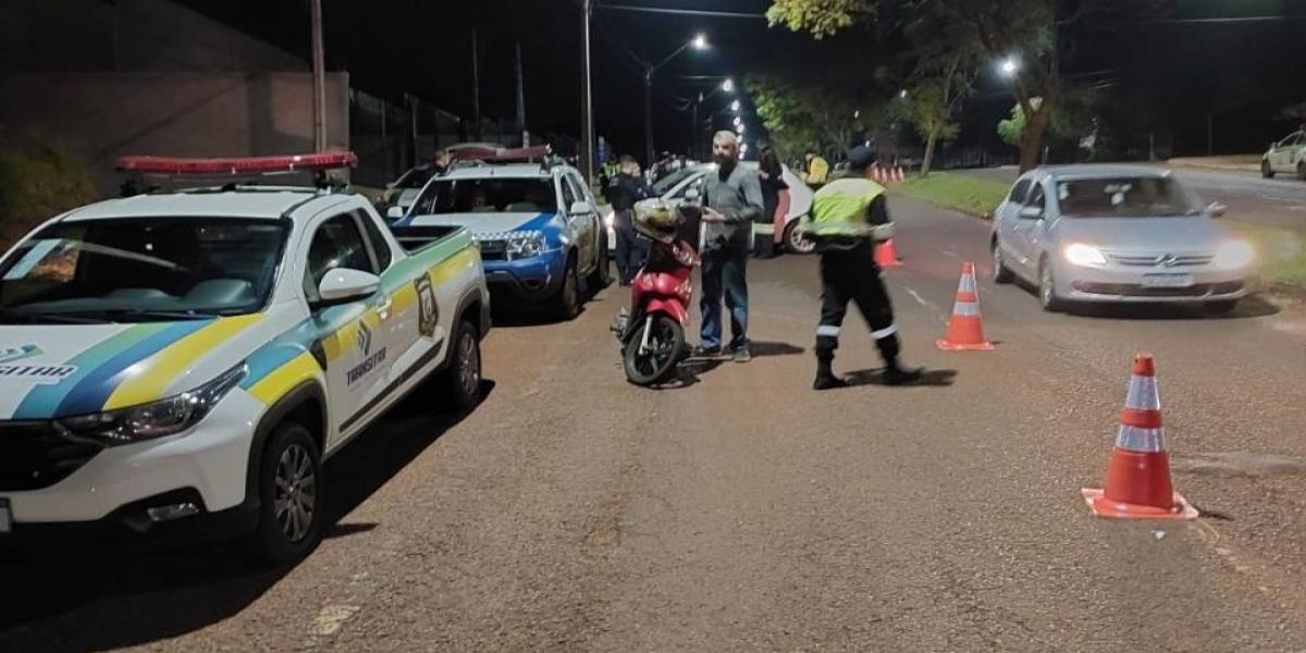 Transitar e GM realizam operação bloqueio com foco no uso seguro do capacete