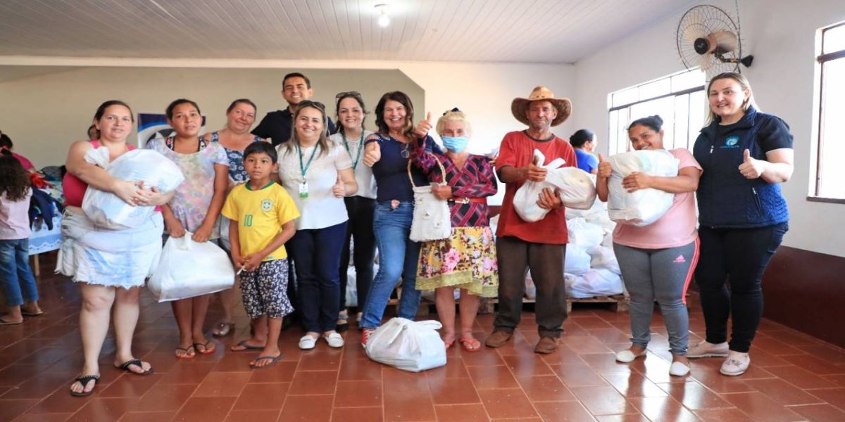 Famílias de Juvinópolis recebem kits com alimentos e roupas