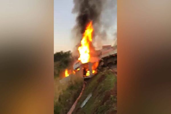 Imagem referente a notícia: Carretas batem de frente, pegam fogo e duas pessoas morrem em Itaquiraí