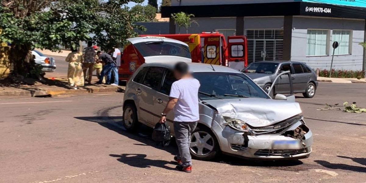 Duas pessoas ficam feridas após forte colisão na Rua Rio de Janeiro no centro de Cascavel