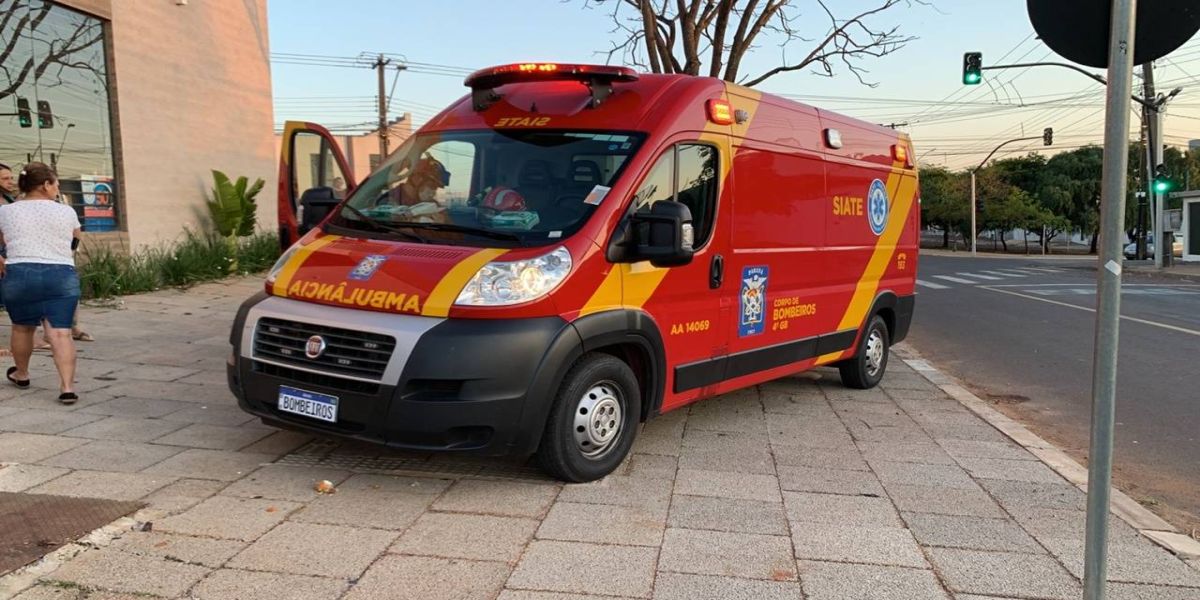Menino de 10 anos é atropelado por moto na Rua Áustria