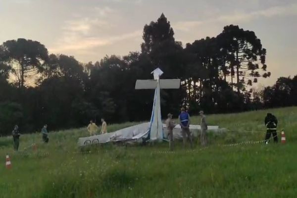 Imagem referente a notícia: Tragédia: piloto morre em queda de aeronave em Campo Largo, no Paraná