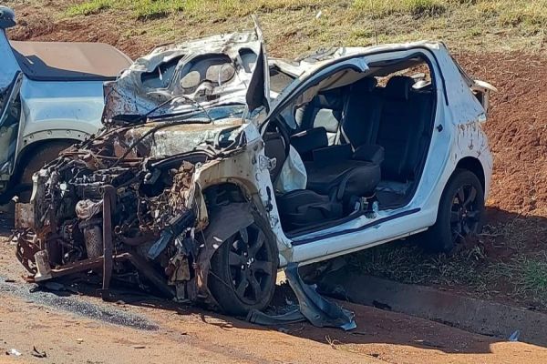 Imagem referente a notícia: Fatalidade: Mulher morre em acidente envolvendo dois carros e carreta na PR-585