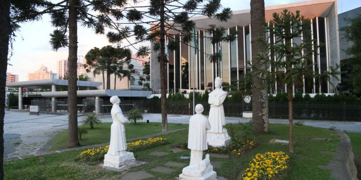 Proposta que amplia penalidades para casos de maus-tratos contra animais começa a ser votada na Alep