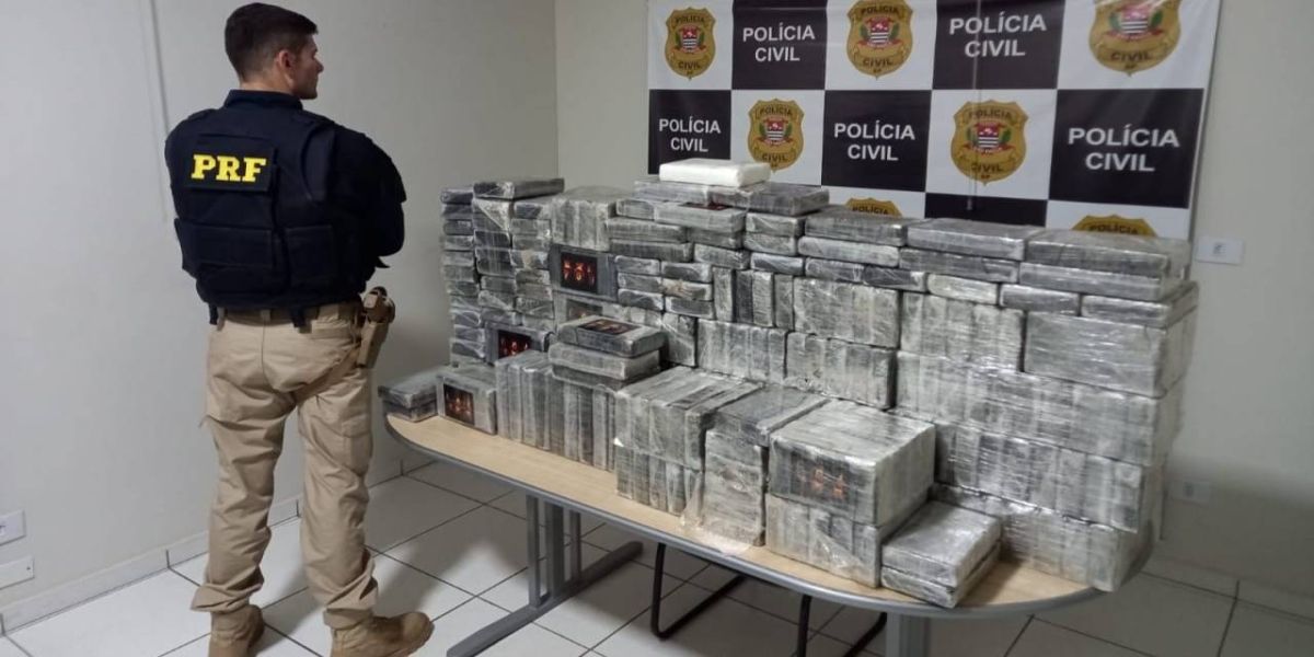 PRF apreende cerca de 250 quilos de cocaína em trailer na BR-153