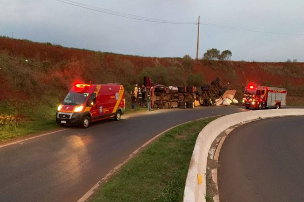 Imagem referente a notícia: Homem fica encarcerado após caminhão tombar na BR-467, em Cascavel