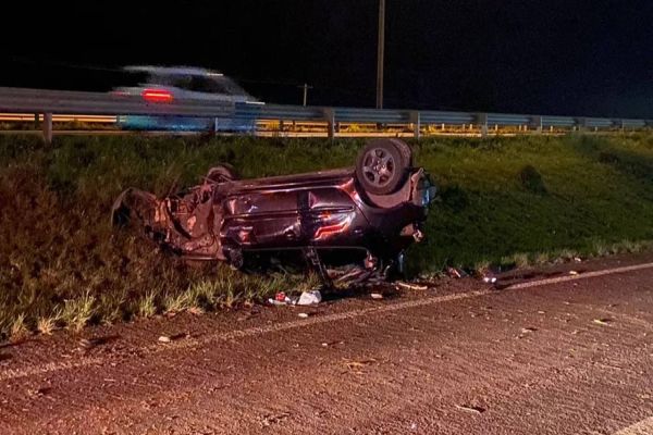 Passageira sobrevive a capotamento, sai do carro e morre atropelada na BR-116