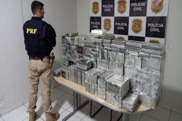PRF apreende cerca de 250 quilos de cocaína em trailer na BR-153