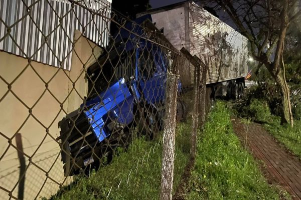 Carreta apreendida atinge prédio do 3ª Batalhão da Polícia Militar