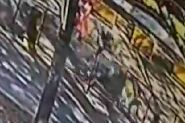 Imagens fortes: Câmera de segurança registra momento em que mototaxista é decapitado na aduana do PY