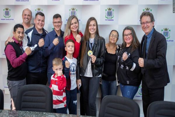 Campeã de Taekwondo, Sara Berwanger, recebe reconhecimento da Câmara