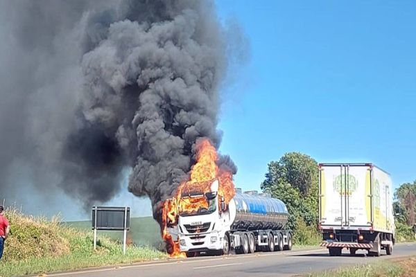 Imagem referente a notícia: Caminhão fica completamente destruído após incêndio na PRc-280 no sudoeste do Paraná