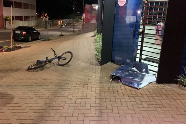 Imagem referente a notícia: Ciclista fica ferido após colidir contra porta de loja no Bairro Floresta