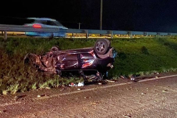 Mulher sobrevive a capotamento, mas morre atropelada ao sair do carro