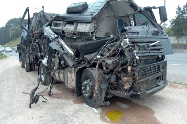 Motorista ‘nasce de novo’ ao sair ileso de caminhão após forte batida na BR-116