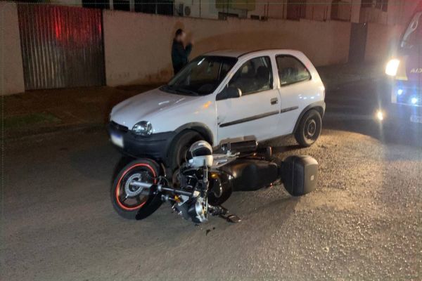Imagem referente a notícia: Homem fica ferido após colisão na Rua Tiradentes em Cascavel