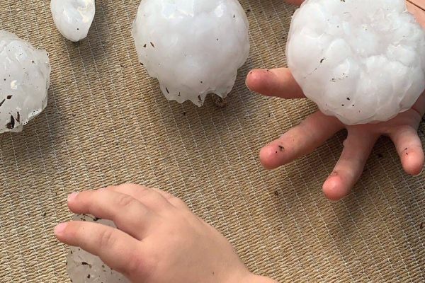 Bebê de 20 meses morre ao ser atingido na cabeça por pedra de granizo