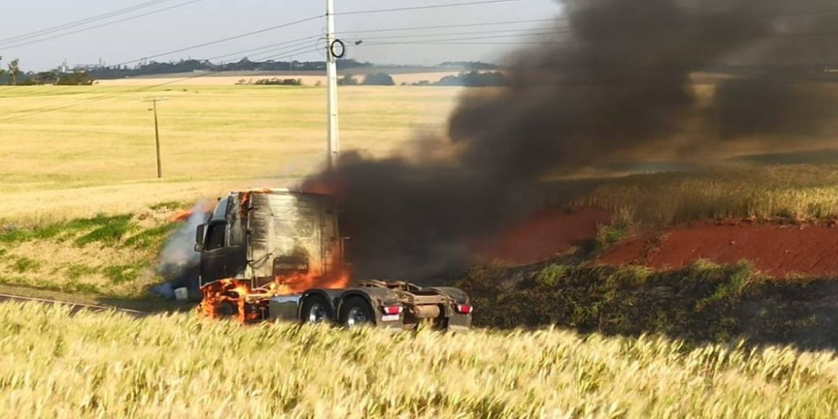 Caminhão é consumido pelo fogo na PR-488, em Vera Cruz do Oeste