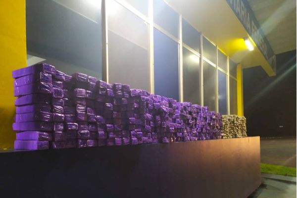 Imagem referente a notícia: Mais de meia tonelada de maconha é apreendida pela PRF na BR-277 no oeste do Paraná