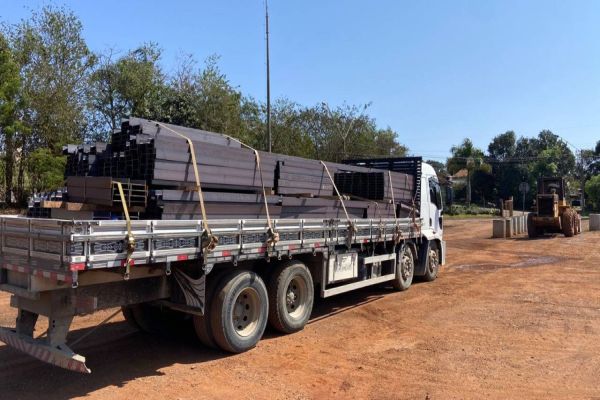 Imagem referente a notícia: Secretaria de Obras recebe os materiais que serão utilizados na instalação de 40 abrigos de ônibus