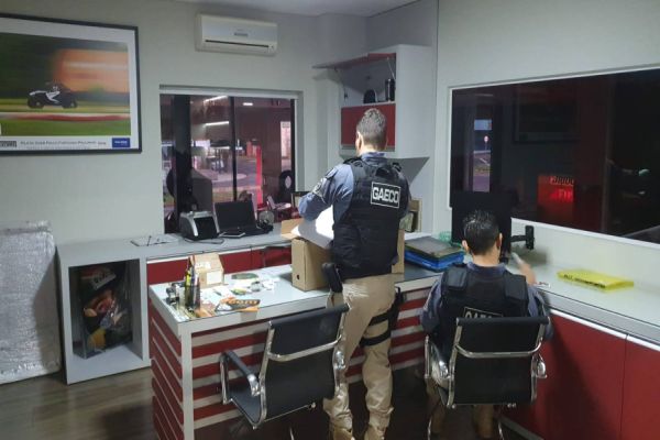 Imagem referente a notícia: Gaeco, PM e MP realizam cumprimento de mandados de prisão, busca e apreensão no noroeste do Paraná