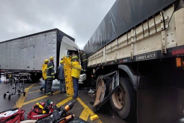 Dois caminhões se envolvem em forte colisão na BR-282 no trevo de acesso a Flor do Sertão