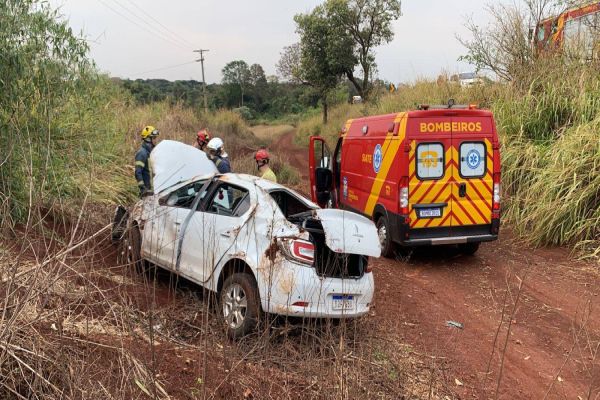 Imagem referente a notícia: Mulher de 28 anos fica ferida após capotamento na BR-369 em Cascavel
