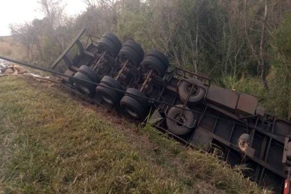 Imagem referente a notícia: Caminhoneiro de Cascavel morre após grave acidente com carreta na PR-444 no norte do Paraná