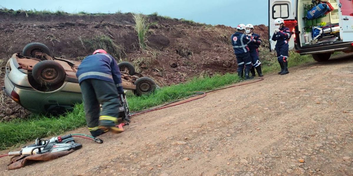 Carro capota e condutor fica ferido na zona rural de Realeza